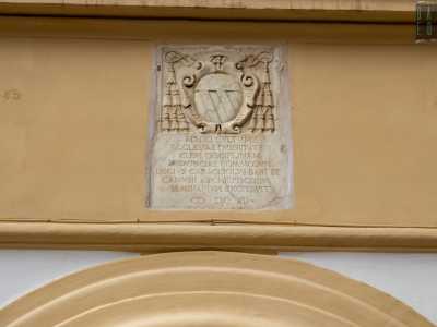 ...e iscrizioni che ricordano i precedenti interventi sull�edificio